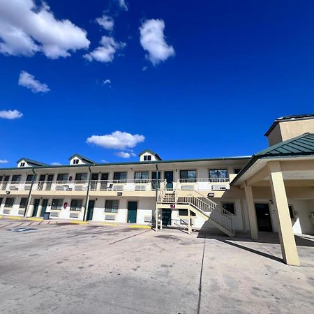 Oyo Garden Inn And Suites Pearsall I-35 East Exterior foto