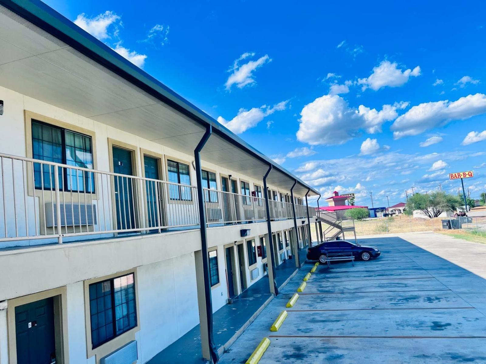 Oyo Garden Inn And Suites Pearsall I-35 East Exterior foto