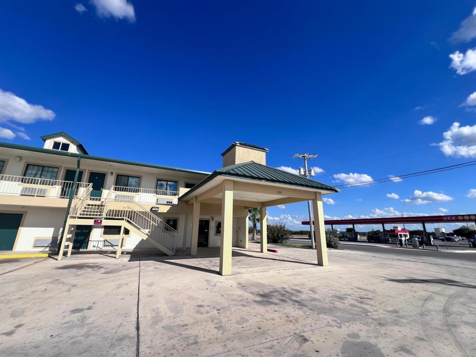 Oyo Garden Inn And Suites Pearsall I-35 East Exterior foto